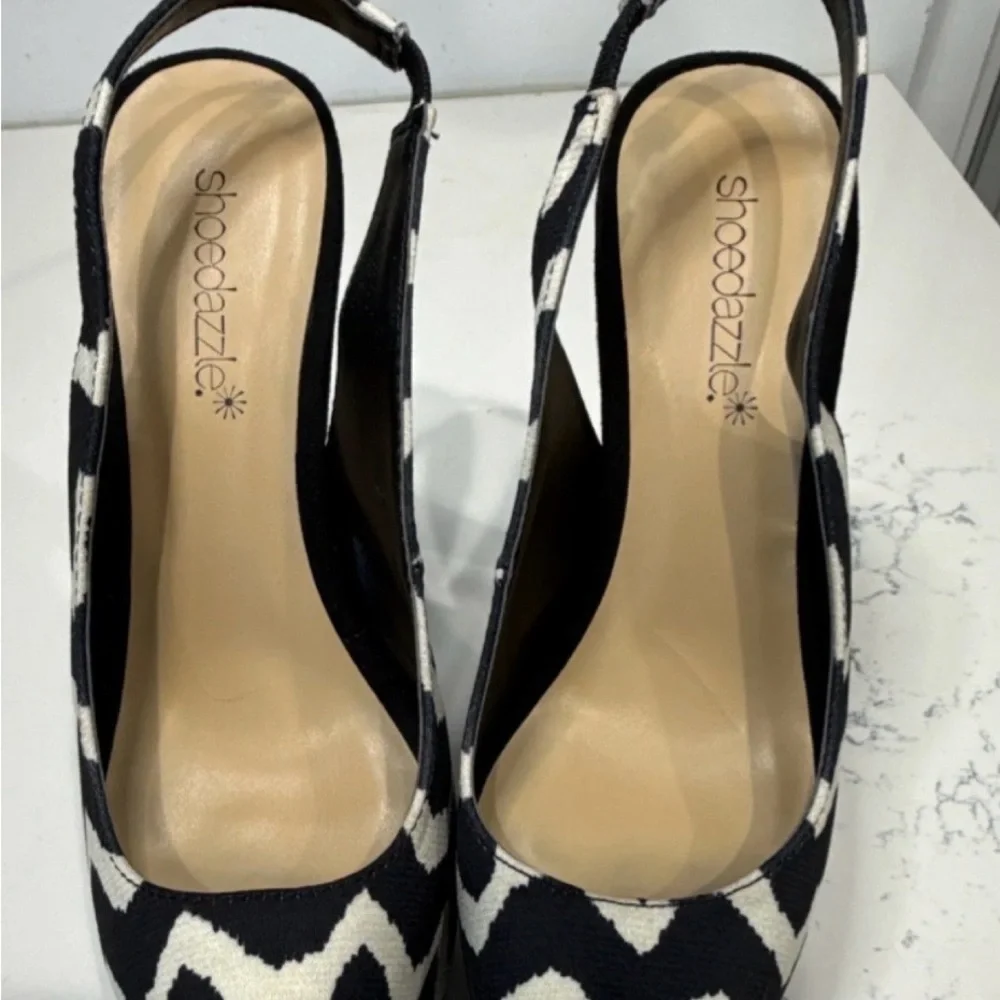 NWOT Shoe Dazzle 6” size 6 Black & White Chevron Peep-Toe Slingback Platforms‎